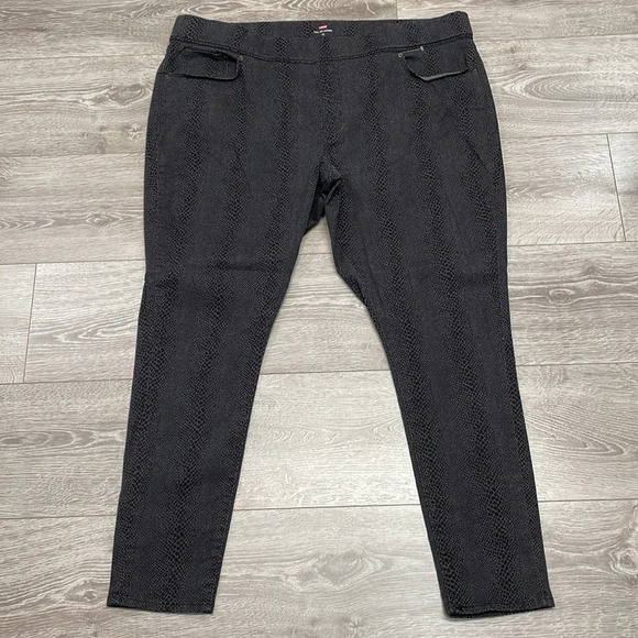 NWOT Levi’s Pull On Leggings Black Gray Repty Snake Print 22 - Picture 7 of 16